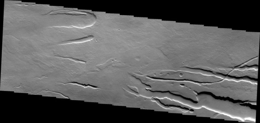 Lavakanäle am Ascraeus Mons (Courtesy of NASA / JPL / ASU)