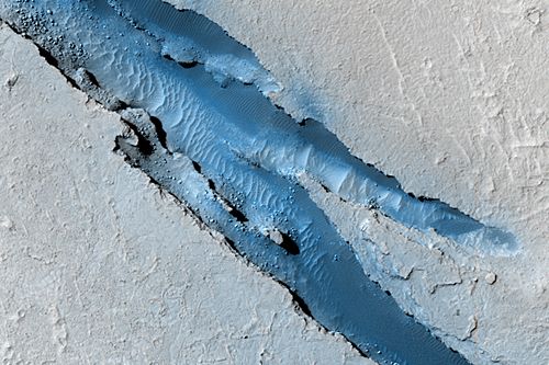 Ausschnitt von Cerberus Fossae (Courtesy of NASA / JPL / University of Arizona)