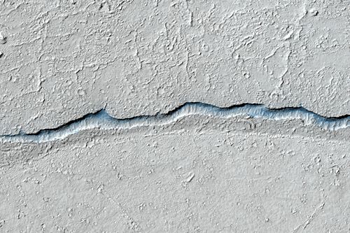 Großaufnahme des Kraterrandes (Courtesy of NASA / JPL / University of Arizona)