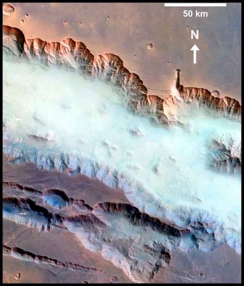 Nebel im Valles Marineris (Courtesy of ESA / DLR / FU Berlin (G. Neukum))