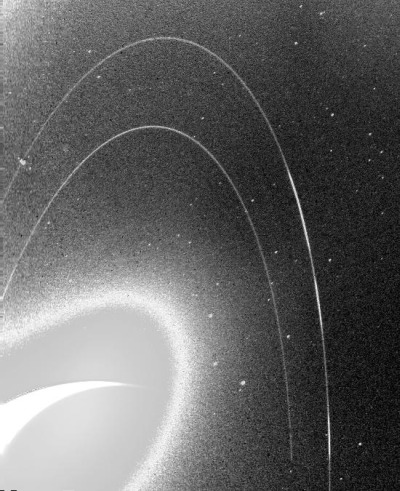 Ringbögen im Adams-Ring. Von oben nach unten: Liberté, Égalité, Fraternité (NASA / JPL)