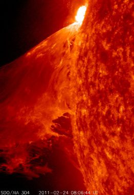 Protuberanz auf der Sonnenoberfläche. ( NASA/SDO) Protuberanz auf der Sonnenoberfläche. ( NASA/SDO)