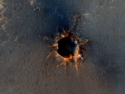 Marsrover Opportunity (Pfeil) neben dem Krater Santa Maria auf dem Mars. (NASA/JPL-Caltech/Univ. of Arizona)