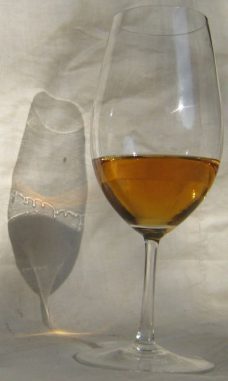 Der Marangoni-Effekt an einem Weinglas. (Wikipedia Commons / User: FlagSteward / CC-BY-SA-3.0)