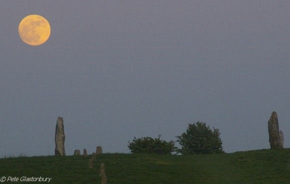 Der Super-Vollmond vom 19. März 2011 über dem Avebury Steinkreis in Wiltshire (England), Foto: Pete Glastonbury