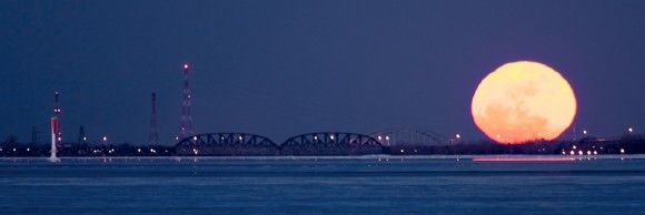 Der Super-Vollmond vom 19. März 2011 über Pointe-Claire (Kanada), Foto: Jean-Guy Corbeil, Beaconsfield, Québec