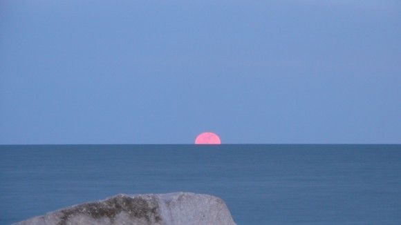 Der Super-Vollmond vom 19. März 2011 über dem Ontario-See, Ontario (Kanada), Foto: Nona Clark