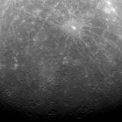 Merkur, aufgenommen von der Raumsonde MESSENGER. (NASA/Johns Hopkins University Applied Physics Laboratory/Carnegie Institution of Washington)