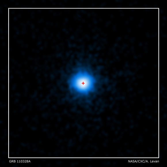 Chandras Blick auf GRB 110328A, das rote Kreuz markiert die Position der Heimatgalaxie (NASA/CXC/ Warwick/A. Levan)