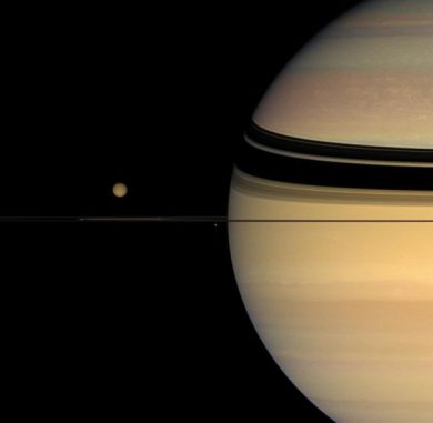 Saturn und Titan (links) (NASA / JPL-Caltech / Space Science Institute) Saturn und Titan (links) (NASA / JPL-Caltech / Space Science Institute)