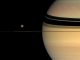 Saturn und Titan (links) (NASA / JPL-Caltech / Space Science Institute)