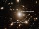 Der Galaxienhaufen Abell 383 und die beiden markierten Bilder der Galaxie (NASA, ESA, J. Richard (CRAL) and J.-P. Kneib (LAM). Acknowledgement: Marc Postman (STScI))