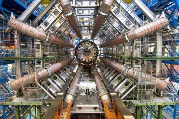 Der ATLAS-Detektor, einer von sechs Detektoren am LHC (Maximilien Brice, CERN) Der ATLAS-Detektor, einer von sechs Detektoren am LHC (Maximilien Brice, CERN)