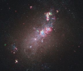 Die Galaxie NGC 4214 (NASA, ESA and the Hubble Heritage Team (STScI/AURA)-ESA/Hubble Collaboration. Acknowledgment: R. O’Connell (University of Virginia) and the WFC3 Scientific Oversight Committee)