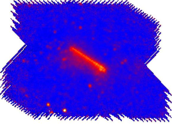 Ein SPIRE Bild des Kometen Hartley 2, wie er sich vor dem Hintergrund entfernter Galaxien bewegt. Die 16 Einzelbeobachtungen, aus der diese Aufnahme entstand, fanden innerhalb von 45 Minuten statt, während derer sich der Komet einen halben Vollmonddurchmesser zu bewegen schien. (ESA / SPIRE / HSSO)