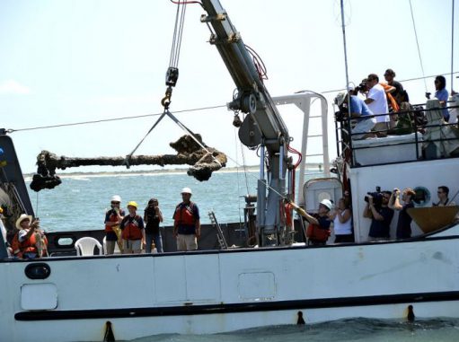 Bergung des Ankers der Queen Anne's Revenge (Staff Photographer Karen Browning / NCCulture)