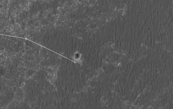 Die weiße Linie kennzeichnet die Fahrtstrecke von Opportunity am 12. Mai 2011. Die Aufnahme wurde vom Mars Reconnaissance Orbiter gemacht (NASA/JPL/Cornell/University of Arizona)