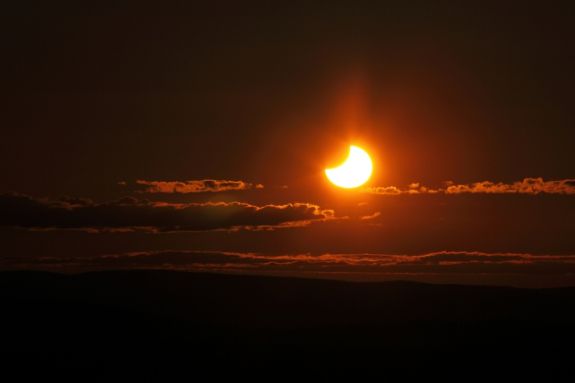 Partielle Sonnenfinsternis vom 1. Juni 2011 / Kaunispää Hill / Lappland, Finnland (Catalin Beldea (Stiinta si Tehnica Team))