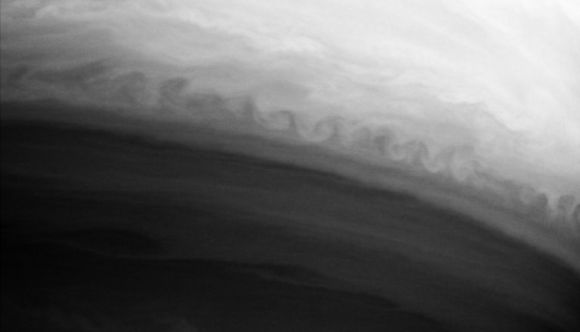 Kelvin-Helmholtz-Wellen zwischen den Wolkenbändern Saturns (NASA / Cassini)