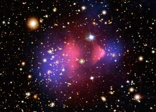 Der Bullet Cluster: heißes Gas (pink), Dunkle Materie (blau) und einzelne Galaxien (orange & weiß) (NASA/ CXC/ CfA/ M.Markevitch et al.; NASA/ STScI; Magellan/ U.Arizona/ D.Clowe et al.; NASA/ STScI; ESO WFI; Magellan/ U.Arizona/ D.Clowe et al.)