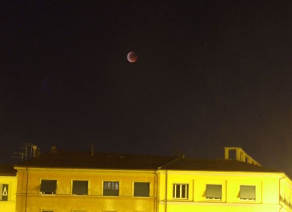 Totale Mondfinsternis vom 15. Juni 2011 / Pisa, Italien (@UgoRom via Twitter)