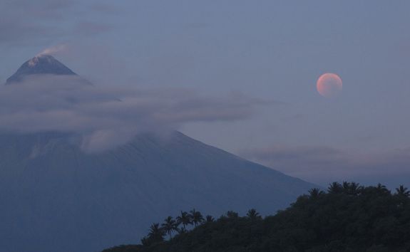 Totale Mondfinsternis vom 15. Juni 2011 / Albay, Philippinen (David Matthews)