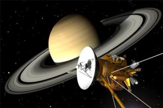 Künstlerische Darstellung der Raumsonde Cassini vor Saturn (NASA)