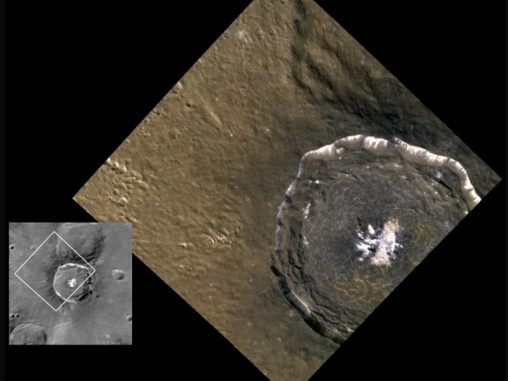 Der Krater Degas, aufgenommen von MESSENGER (rechts) und von Mariner 10 (links unten) (NASA / Johns Hopkins University Applied Physics Laboratory / Carnegie Institution of Washington)