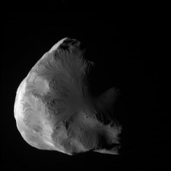 Rohbild des Saturnmondes Helene, aufgenommen von Cassini am 18. Juni 2011 (NASA / JPL-Caltech / Space Science Institute)