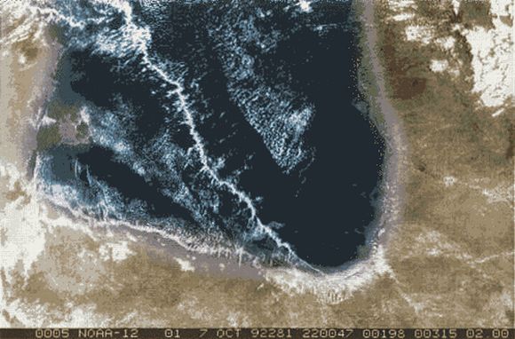 Satellitenbild einer Morning Glory Wolke über dem Golf von Carpentaria (Nordaustralien) (NOAA / TIROS-12)