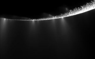 Ausgeprägte Wassereis- und Wasserdampf-Fontänen auf Enceladus (NASA/JPL/Space Science Institute)