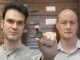 Rob Eagle (links) und John Eiler zeigen den Dinosaurierzahn, der zur Temperaturbestimmung benutzt wurde (Caltech / Lance Hayashida)
