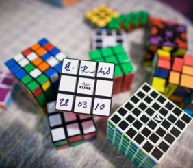 Zauberwürfel mit der Unterschrift seines Erfinders Erno Rubik (Photo: Dominick Reuter)