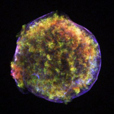 Der Tycho-Supernova-Überrest, beobachtet im Jahr 1572 von Tycho Brahe und hier aufgenommen vom Chandra Röntgenobservatorium (NASA / Chandra X-ray Observatory) Der Tycho-Supernova-Überrest, beobachtet im Jahr 1572 von Tycho Brahe und hier aufgenommen vom Chandra Röntgenobservatorium (NASA / Chandra X-ray Observatory)