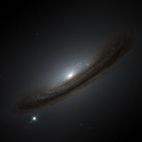 Supernova 1994D am Rande der Galaxie NGC 4526, ebenfalls eine Typ-Ia-Supernova (NASA / Hubble Space Telescope)