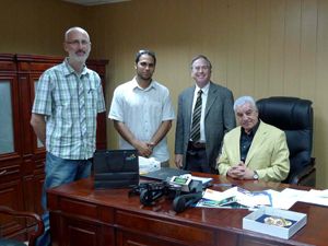 Greg Wickham (links), Saad und DeFanti mit Zahi Hawass, Ägyptens Minister für Altertümer-Angelegenheiten (rechts)