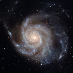 Spiralgalaxie, die sich gegen den Uhrzeigersinn dreht (NASA / ESA)