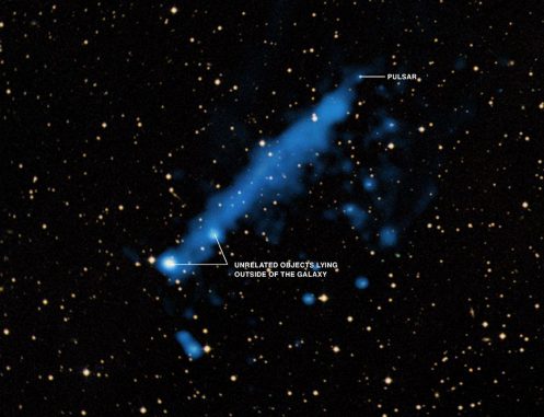 Der Schweif des Neutronensterns PSR J0357+3205 (X-ray: NASA / CXC / IUSS / A.De Luca et al; Optical: DSS)
