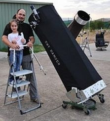 Alex Cherney und seine Tochter Milana auf dem Beobachtungsposten der Mornington Peninsula Astronomical Society (Alex Cherney)