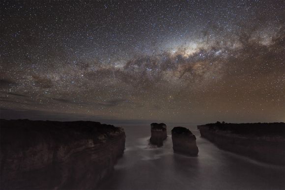 Die Milchstraße über der Shipwreck Coast, Schöne Küstenlinie Victorias mit Kalksteinformationen. Heimat der Zwölf Apostel. (Alex Cherney)