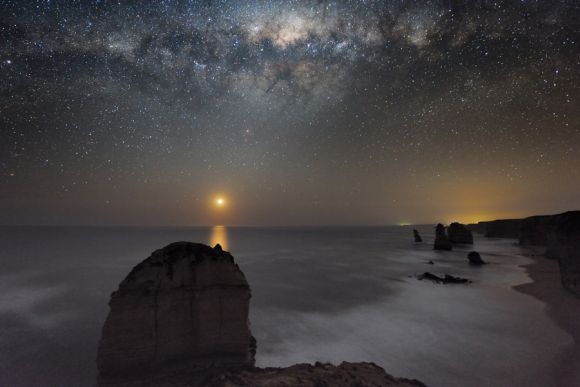 Die Milchstraße und der Monduntergang über der Shipwreck Coast. (Alex Cherney)