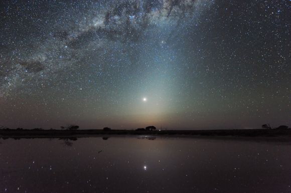 Die Milchstraße und der Mond über Lake Tyrrel, einem Salzsee in Nordwest-Victoria. (Alex Cherney)