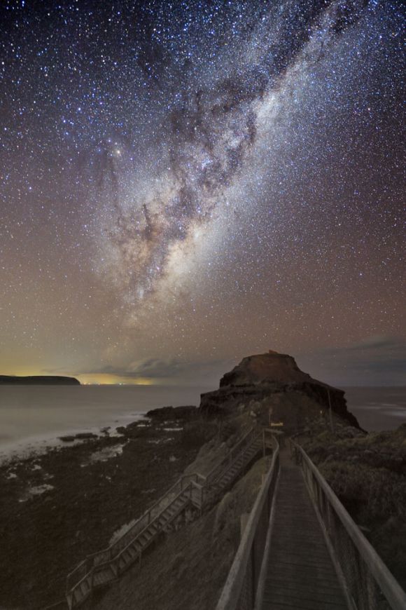 Die Milchstraße über Cape Schanck, der südlichsten Spitze der Mornington Halbinsel. Dort steht der zweite Leuchtturm Victorias, erbaut im Jahre 1859. (Alex Cherney)