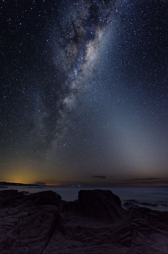 Die Milchstraße über Cape Otway, einem Kap an der Great Ocean Road. Der Leuchtturm wurde erstmals 1848 in Betrieb genommen. Zwischen 1851 und 1932 sanken an der Küste von Cape Otway sieben Schiffe. (Alex Cherney)