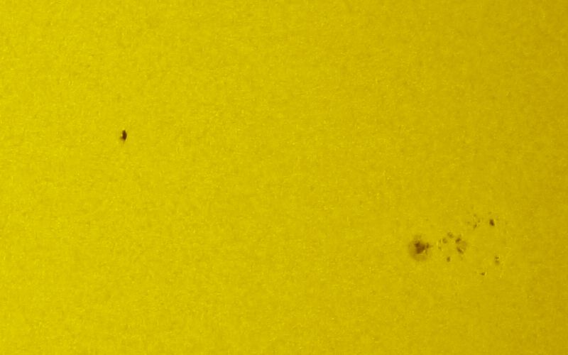 Close-Up der Atlantis (links) vor der Sonnenscheibe. Rechts ist eine Gruppe Sonnenflecken zu sehen. (Thierry Legault)