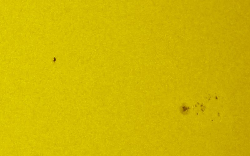 Close-Up der Atlantis (links) vor der Sonnenscheibe. Rechts ist eine Gruppe Sonnenflecken zu sehen. (Thierry Legault)