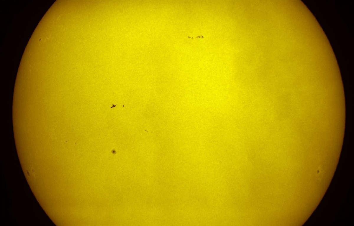 Die ISS und die Atlantis vor der Sonnenscheibe (links von der Bildmitte über dem auffälligen Sonnenfleck) Beobachtungsstandort: nördlich von Prag / Tschechische Republik (Thierry Legault)