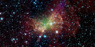 Der Hantelnebel, fotografiert vom Spitzer Weltraumteleskop (NASA / JPL-Caltech / Harvard-Smithsonian CfA)