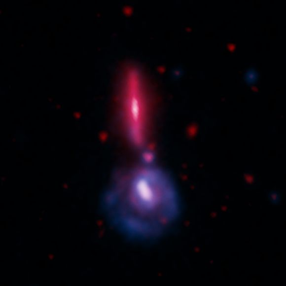 Infrarot- und Ultraviolettaufnahmen von VV 340 (NASA / JPL-Caltech / J.Mazzarella et al.)