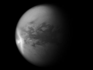 Pfeilförmige Wolkenformation auf Titan (NASA/JPL/SSI)